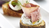 /album/galleria-foto-homepage/crostini-con-formaggi-alle-erbe-e-cotto-di-praga-jpg/